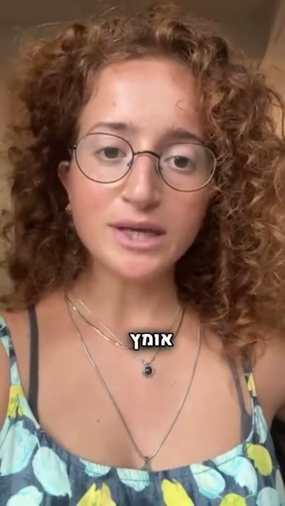 מטיילת מצלמת את עצמה במזרח